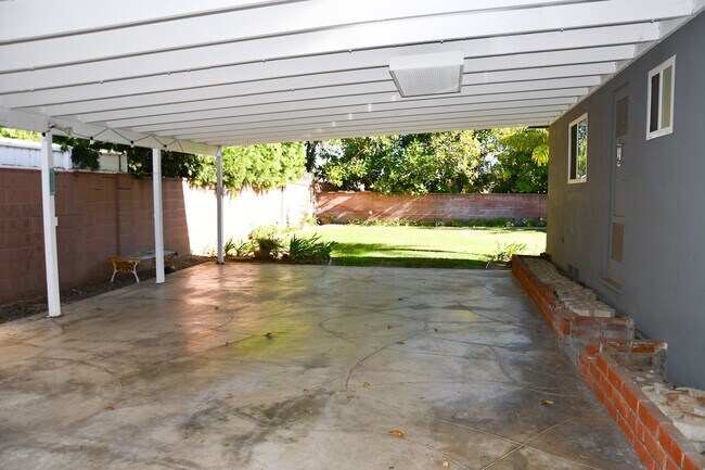 Building Photo - 1210 E Oakmont Ave