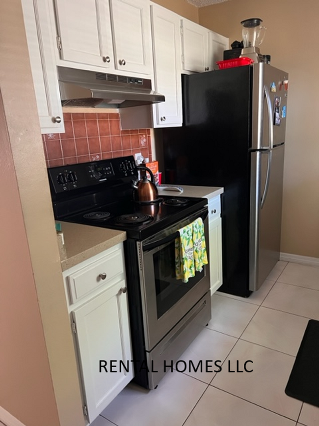 Building Photo - Two Story Townhome in Winter Park, Tile Th...