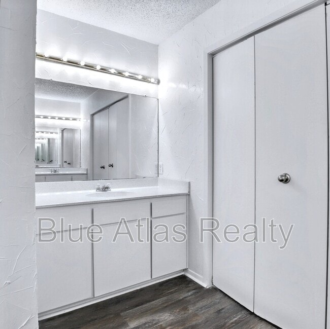 Building Photo - 1705 La Salle Dr