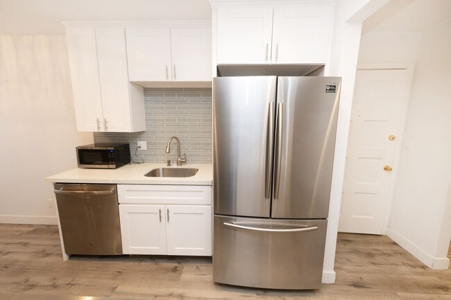 Building Photo - Spacious 1BR/1BA condo with patio and parking! Lake Murray Area $2195.00