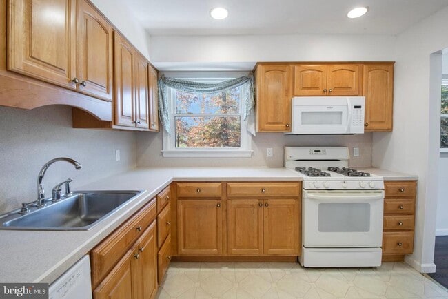 Building Photo - 155 Franklin Corner Rd