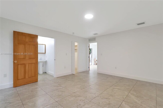 Building Photo - 15730 SW 103rd Ave