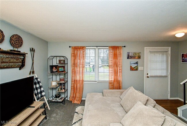 Living room side view - 1908 Higby Dr