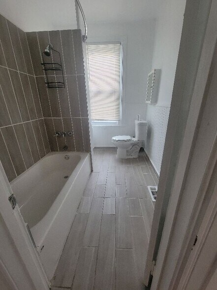 Building Photo - 1649 Dyre St