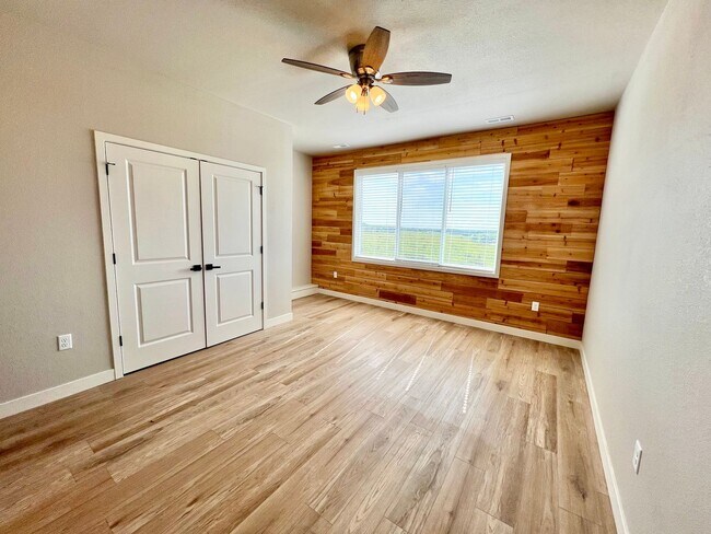Building Photo - Modern Townhome with STUNNING Views in West MHK
