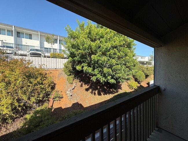 Building Photo - Beautiful 2Bd/1.5Ba Condo w/Washer/Dryer, ...