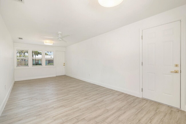 Building Photo - 304 Wellesley Dr