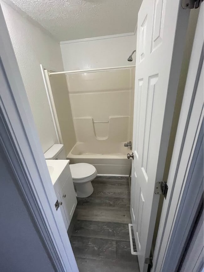 Building Photo - 704 Beverly Dr