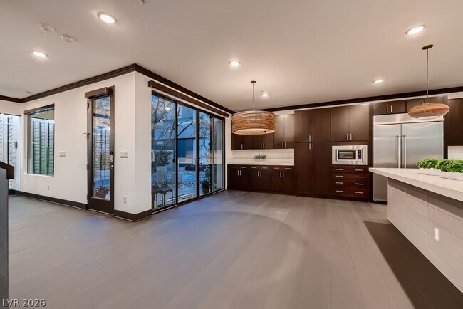 Building Photo - 917 Vegas View Dr