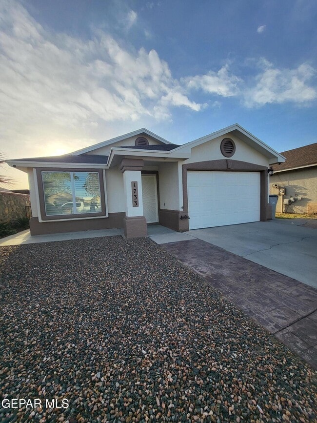 Building Photo - 1733 Shreya St