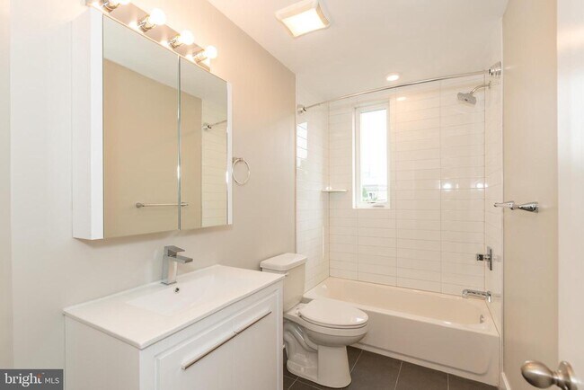 Building Photo - 2220 Master St