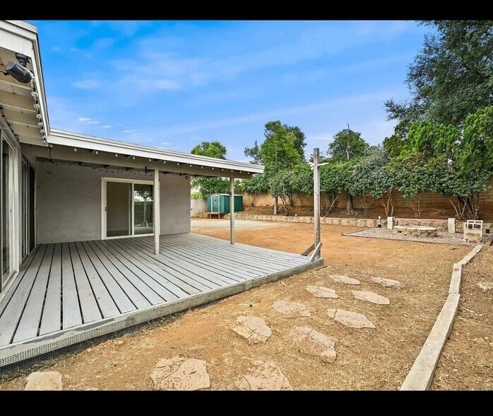 Building Photo - 927 Gray Dr