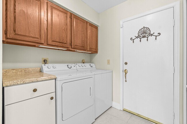 Building Photo - 10990 Greentrail Dr S