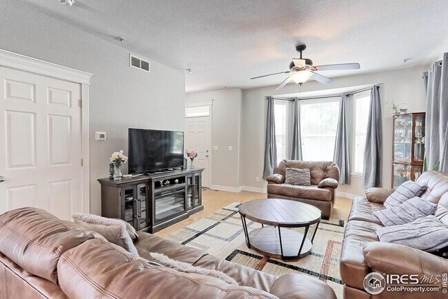 Building Photo - Must see paired home in Coal Creek