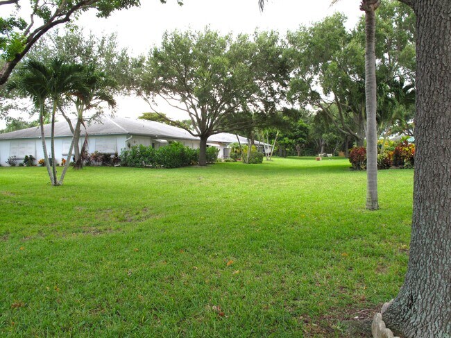Building Photo - 1227 Club Dr W
