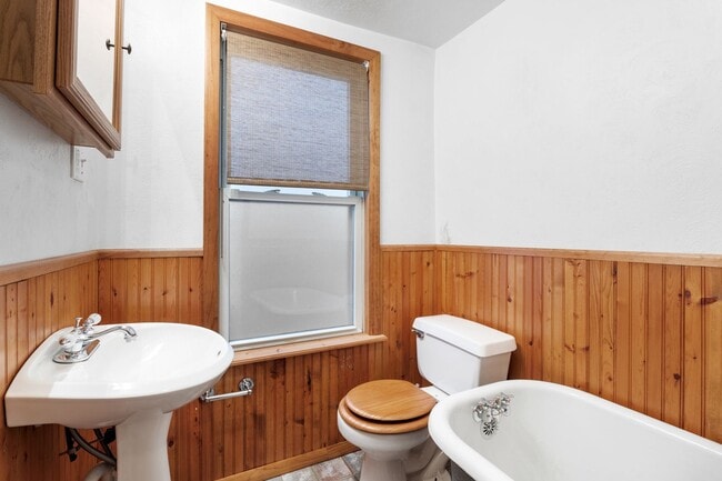 Building Photo - Large Updated 3 bedroom with Central Air