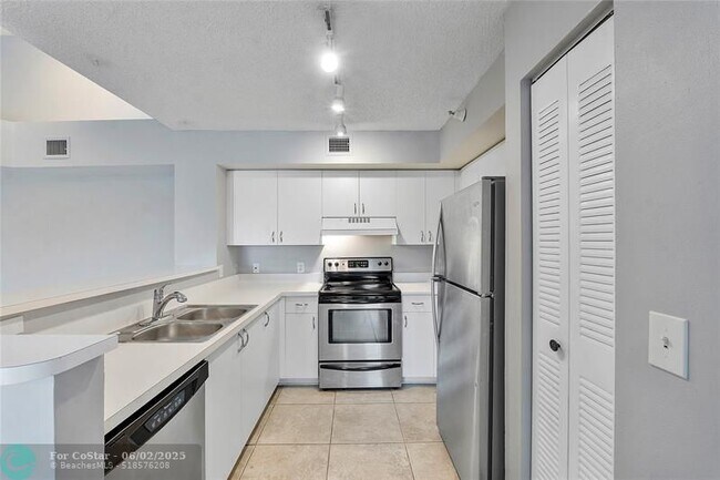 Building Photo - 120 Yacht Club Way