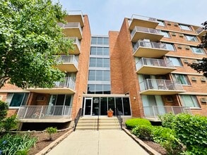 Building Photo - 2211 S Stewart Ave