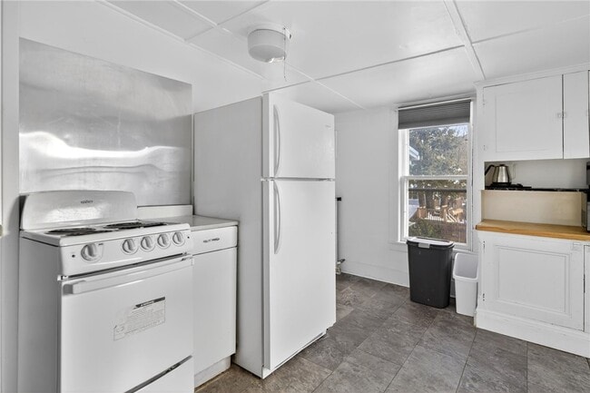 Building Photo - 607 N Cayuga St