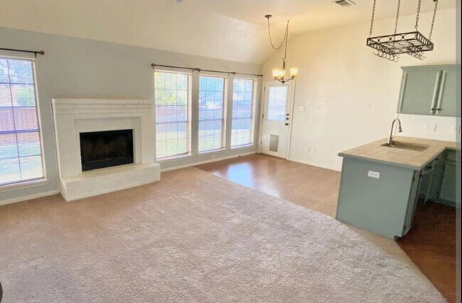 Building Photo - 3-bedroom 2-bathroom house!