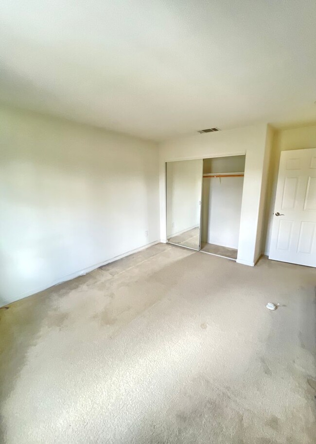 Building Photo - Beautiful 4 Bedroom 2.5 Bath Single Family...