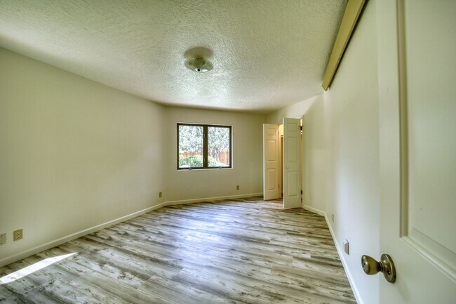 Building Photo - Beauty on Bowstring Drive