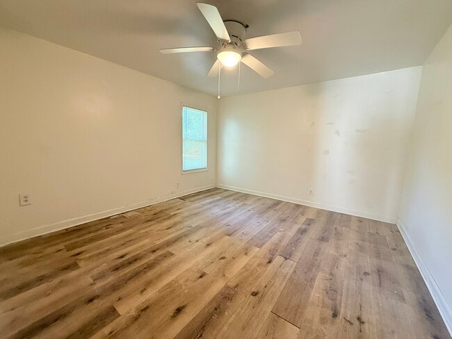 Building Photo - 208 Moss St