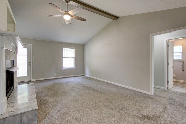 Building Photo - Updated 3bed 2 bath in St B with SEPARATE WORKSHOP around back.