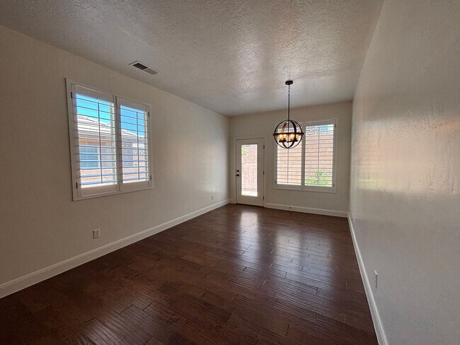 Building Photo - 750 350 N
