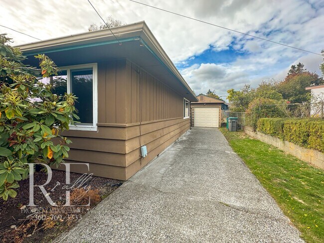 Building Photo - Enjoy Breathtaking Sunsets in the Heart of Manette