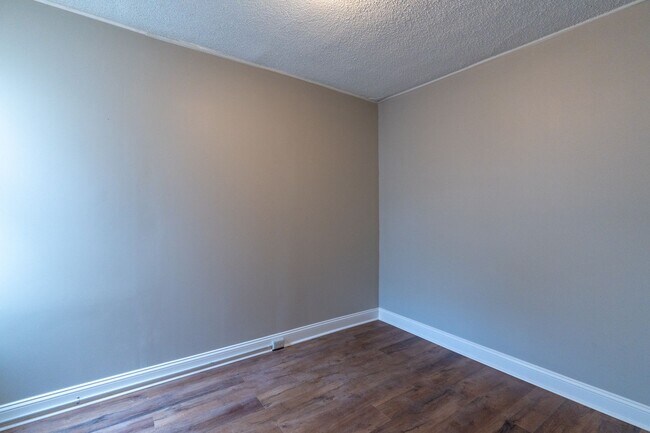 Building Photo - Newly remodeled 3 bedroom Grays Ferry Area
