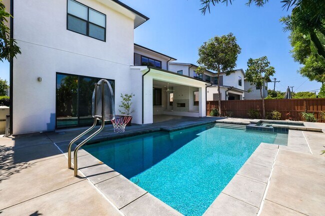 Building Photo - 1650 Murano Pl