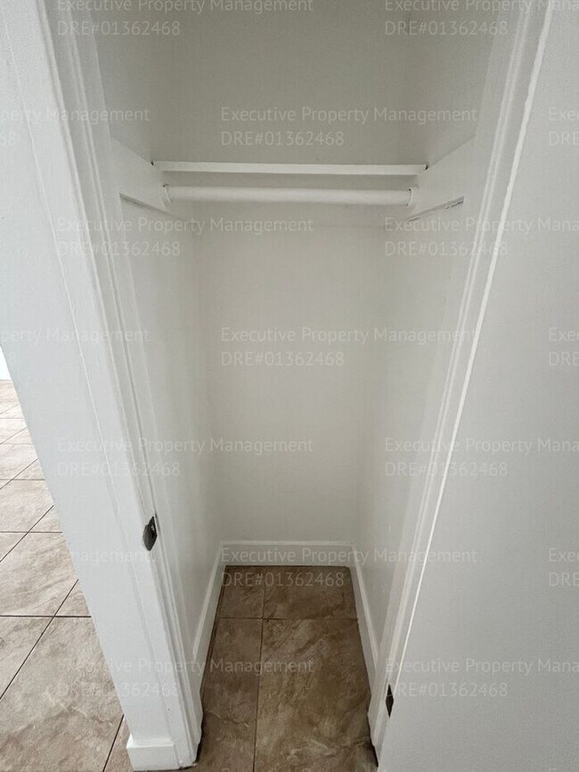 Building Photo - 2-bedroom/ 1.5- bathroom townhome. *Move I...