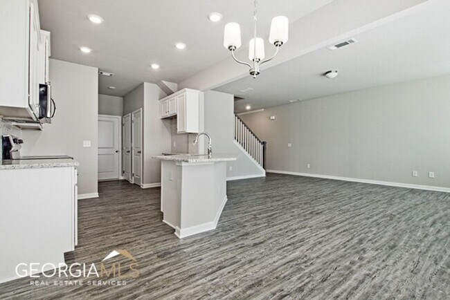 Building Photo - Prime Newnan Location! 2023 build, 3 bedroom townhome within walking distance to Downtown, The LI...