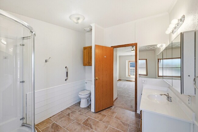Building Photo - $2,595.95, 5 bed, 3.5 bath with a fenced back yard
