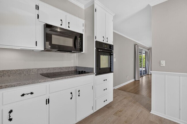 Building Photo - 677 Selkirk Dr