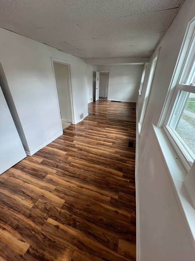Building Photo - 2 bedroom house, huge 2 car garage, large ...