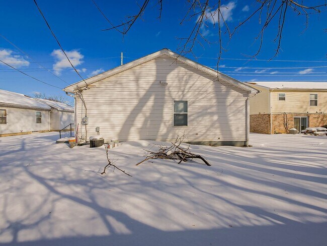 Building Photo - Spacious 3-Bedroom Home in a Great Pontiac Location!