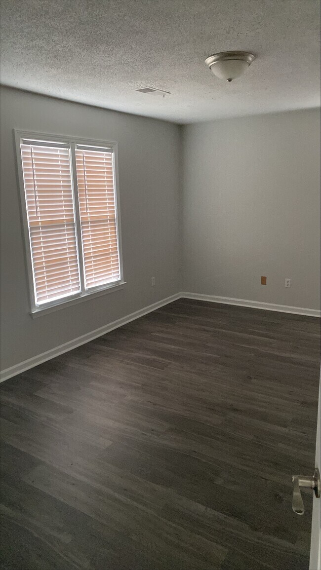 Building Photo - 121 Kenton Dr