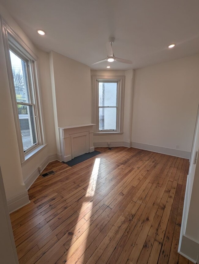 Building Photo - Newly renovated, modern apartment in historic Covington