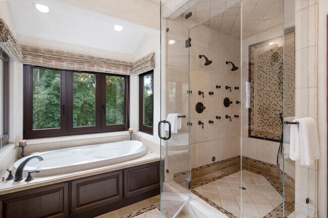 Building Photo - 222 Greenoaks Dr