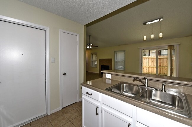 Building Photo - 3410 Ridge Ash