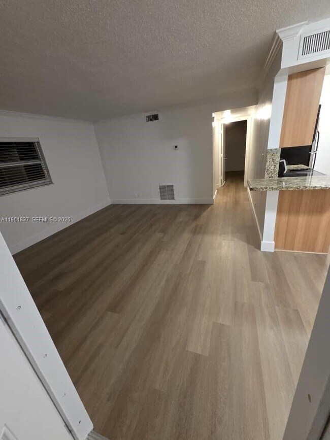 Building Photo - 1125 NE 16th Pl