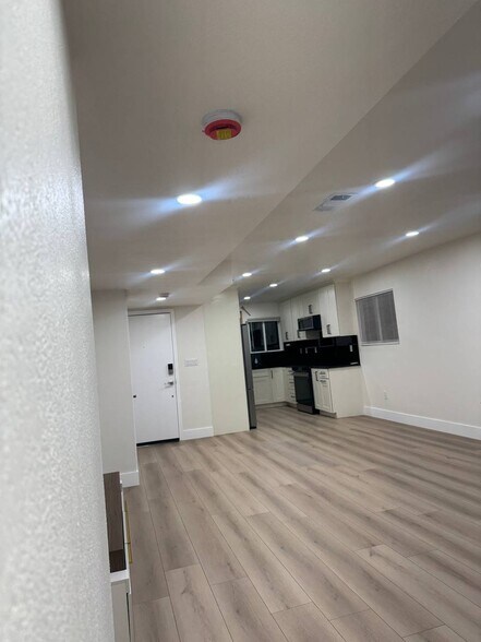 living room-kitchen - 2714 Jones Rd