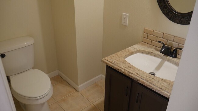 Building Photo - 3 Bedroom 2.5 Bath Townhome with Great Mou...