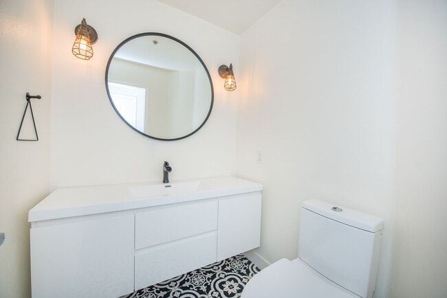 Building Photo - Eastside Costa Mesa Gem