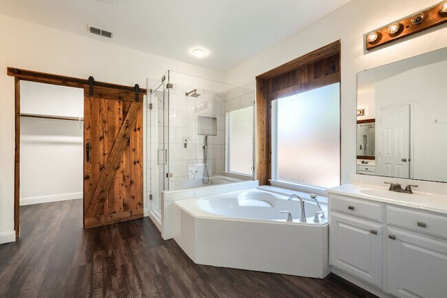 Building Photo - 812 Brookwater Dr