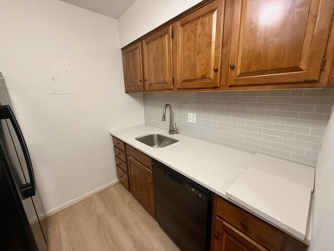 Building Photo - 2 Bedroom condo with Den in Annapolis