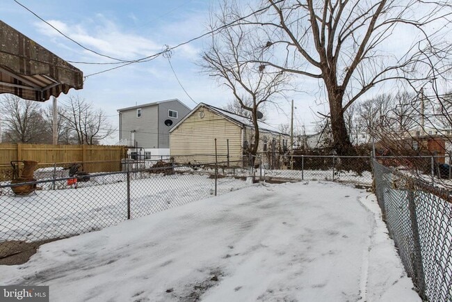 Building Photo - 614 Clark St