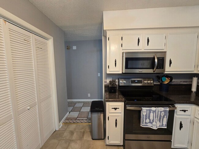 Building Photo - Country Charm Meets City Convenience – You...